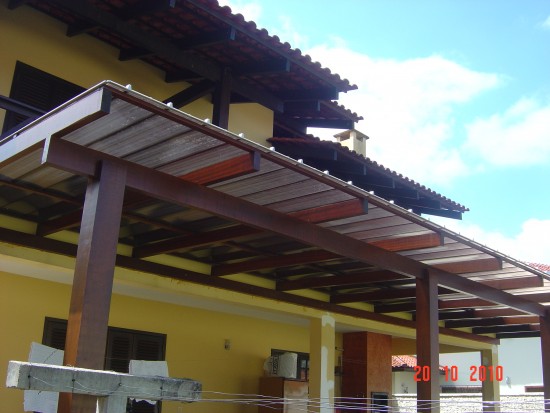 Telha de Policarbonato Click cobr Bronze em Pergolado de Madeira - Joinvile Polysolution