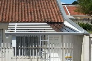 garagem de carro com telhas de Policarbonato click cor fumê 3 x 5 metros - Polysolution