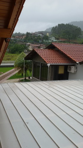 Pergolado de Madeira e Telhas de Policarbonato Click - Sistema Click modular Cor Cristal translucida - Polysolution