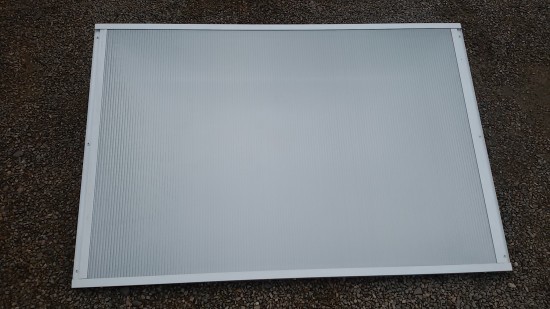 Chapa de Policarbonato Alveolar Fumê Refletivo - Perfis de aluminio pintura epóxi branco