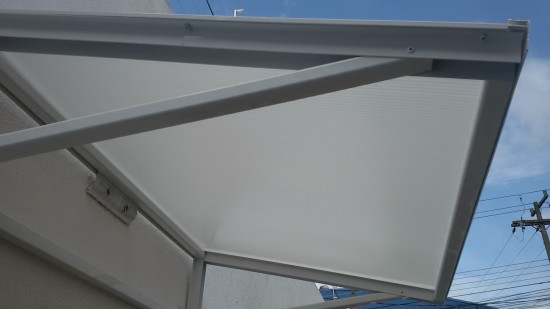 Chapa de Policarbonato Alveolar Pérola multilux - Maior redução de calor e maior luminosidade - Perfis de aluminio pintura epóxi branco