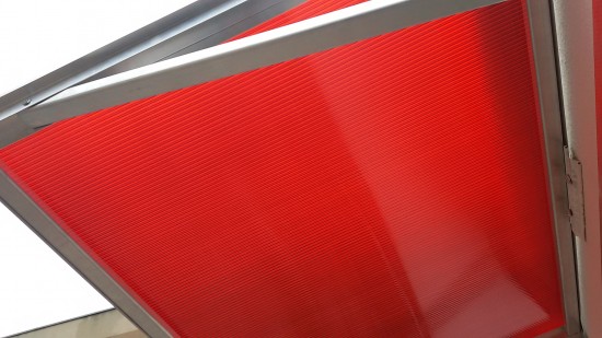 Chapa de Policarbonato Alveolar Vermelho multilux - Comunicação visual- Perfis de aluminio pintura epóxi branco