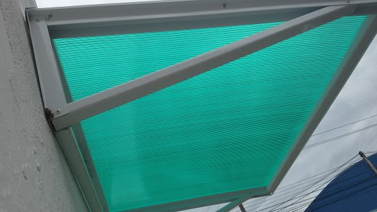 Chapa de Policarbonato Alveolar Verde Translucida - Perfis de aluminio pintura epóxi branco
