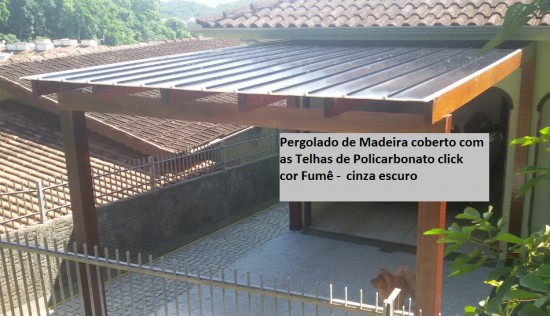 Pergolado de MAdeira coberto com as Telhas de Policarbonato click Polysolution Cor Cinza escuro ou cor fumê - sistema modular em Policarbonato Click