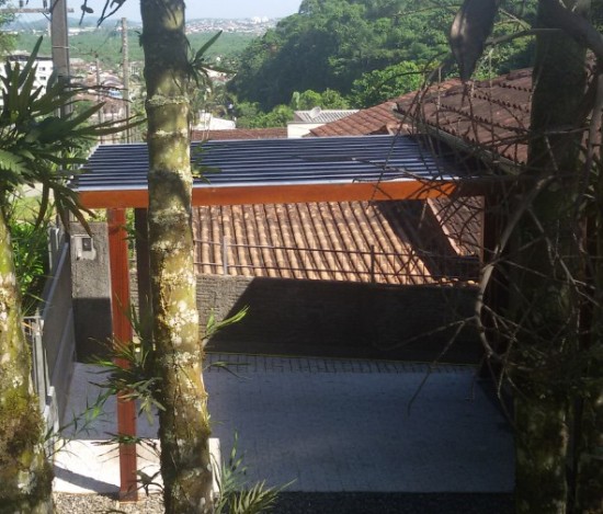 Pergolado de MAdeira coberto com as Telhas de Policarbonato click Polysolution Cor Cinza escuro ou cor fumê - sistema modular em Policarbonato Click