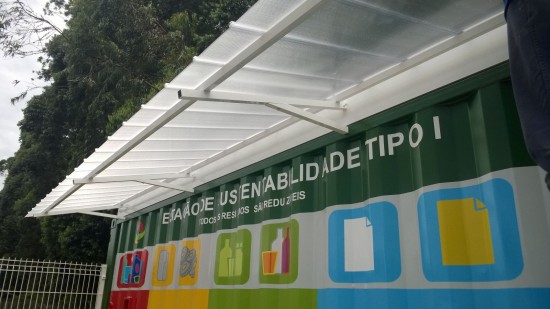 Toldo em Policarbonato telha click cor cristal em container de sustentabildiade Polysolution - estrutura leve em aluminio