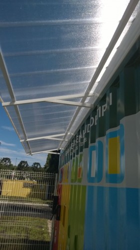 Toldo em Policarbonato telha click cor cristal em container de sustentabildiade Polysolution - estrutura leve em aluminio