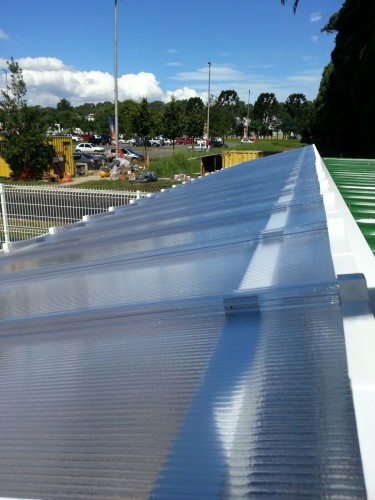 Toldo em Policarbonato telha click cor cristal em container de sustentabildiade Polysolution - estrutura leve em aluminio