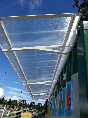 Toldo em Policarbonato telha click cor cristal em container de sustentabildiade Polysolution - estrutura leve em aluminio