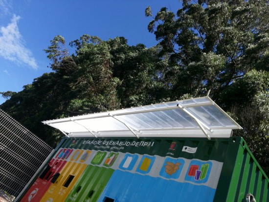 Toldo em Policarbonato telha click cor cristal em container de sustentabildiade Polysolution - estrutura leve em aluminio