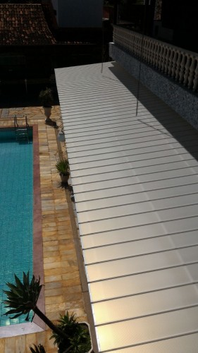 Telhas de Policarbonato click Infra Red Heat Bloc Ouro em Area externa de lazer Piscina em residencia