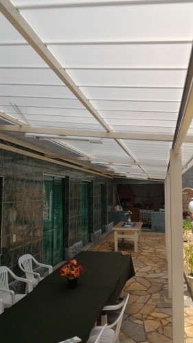 Telhas de Policarbonato click Infra Red Heat Bloc Ouro em Area externa de lazer Piscina em residencia