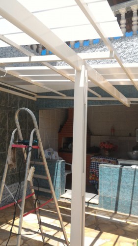 Telhas de Policarbonato click Infra Red Heat Bloc Ouro em Area externa de lazer Piscina em residencia