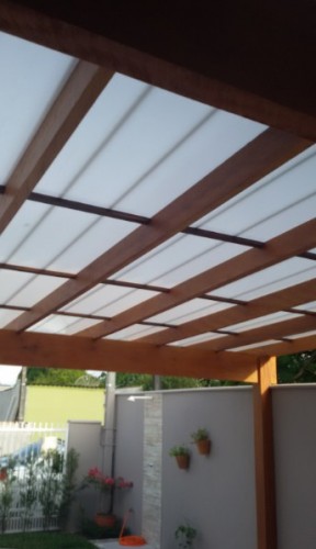 Pergolado de madeira coberto com as Telhas de Policarbonato Click cor Branco Leitoso com aditivo Infra red Heat Bloc para maior luminosidade e redução de calor - Polysolution