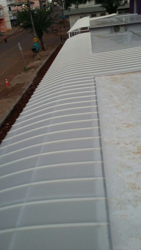 Cobertura de policarbonato curva em arco com as Telhas de Policarbonato click cor Infra Red Branco Leitoso Heat Bloc Ouro - utilizando perfil viga-calha PC 4412 em aluminio 76,2 mm - Polysolution