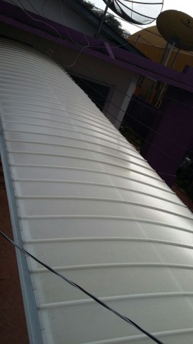 Cobertura de policarbonato curva em arco com as Telhas de Policarbonato click cor Infra Red Branco Leitoso Heat Bloc Ouro - utilizando perfil viga-calha PC 4412 em aluminio 76,2 mm