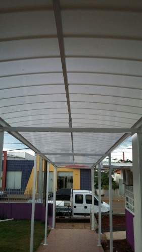 Cobertura de policarbonato curva em arco com as Telhas de Policarbonato click cor Infra Red Branco Leitoso Heat Bloc Ouro - utilizando perfil viga-calha PC 4412 em aluminio 76,2 mm