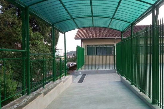 Cobertura Passarela de Policarbonato em Escola com as Telhas de Policarbonato click cor Verde Translucida, Estrutura metálica em arco Tubular - Polysolution