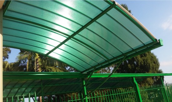 Cobertura Passarela de Policarbonato em Escola com as Telhas de Policarbonato click cor Verde Translucida, Estrutura metálica em arco Tubular - Polysolution