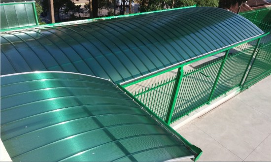 Cobertura Passarela de Policarbonato em Escola com as Telhas de Policarbonato click cor Verde Translucida, Estrutura metálica em arco Tubular - Polysolution