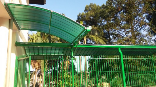 Cobertura Passarela de Policarbonato em Escola com as Telhas de Policarbonato click cor Verde Translucida, Estrutura metálica em arco Tubular - Polysolution