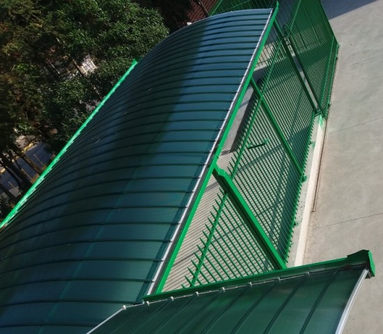 Cobertura Passarela de Policarbonato em Escola com as Telhas de Policarbonato click cor Verde Translucida, Estrutura metálica em arco Tubular - Polysolution