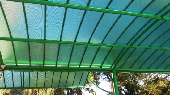 Cobertura Passarela de Policarbonato em Escola com as Telhas de Policarbonato click cor Verde Translucida, Estrutura metálica em arco Tubular - Polysolution