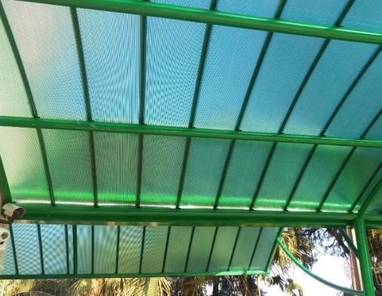 Cobertura Passarela de Policarbonato em Escola com as Telhas de Policarbonato click cor Verde Translucida, Estrutura metálica em arco Tubular - Polysolution