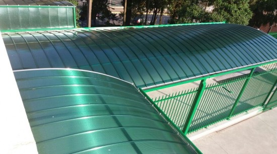 Cobertura Passarela de Policarbonato em Escola com as Telhas de Policarbonato click cor Verde Translucida, Estrutura metálica em arco Tubular - Polysolution