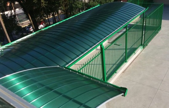 vista superior Cobertura Passarela de Policarbonato em Escola com as Telhas de Policarbonato click cor Verde Translucida, Estrutura metálica em arco Tubular - Polysolution