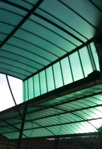 Cobertura Passarela de Policarbonato em Escola com as Telhas de Policarbonato click cor Verde Translucida, Estrutura metálica em arco Tubular - Polysolution