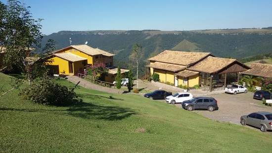 Cobertura de Policarbonato em estrutura de Madeira com as Telhas de Policarbonato Click em duas águas projeto na Pousada VArshana