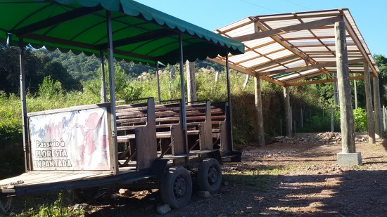 Cobertura de Policarbonato em estrutura de Madeira com as Telhas de Policarbonato Click em duas águas projeto na Pousada VArshana