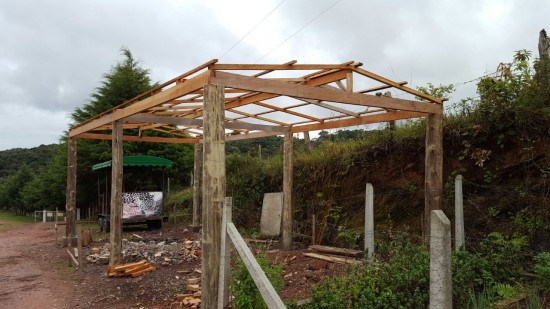 Cobertura de Policarbonato em estrutura de Madeira com as Telhas de Policarbonato Click em duas águas projeto na Pousada VArshana