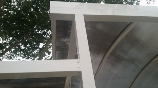 Como Instalar uma Cobertura de Policarbonato em Arco com Perfil Viga calha PC e Estrutural Aluminio