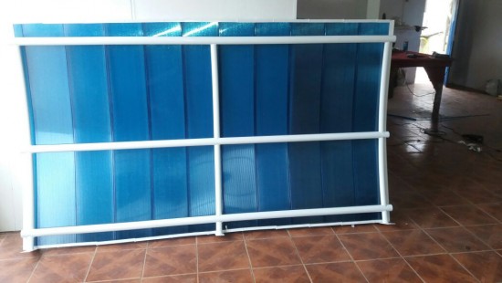 toldo com as telhas de Policarbonato Click Azul translucido e estrutura metálica em metalon redondo curvado