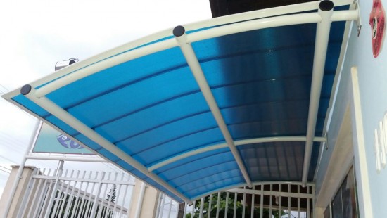 Toldo com Telhas de Policarbonato Click cor azul Translucida Curva PolysolutionToldo com Telhas de Policarbonato Click cor azul Translucida Curva Polysolution