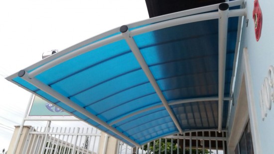 Toldo com Telhas de Policarbonato Click cor azul Translucida Curva Polysolution