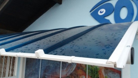 Toldo com Telhas de Policarbonato Click cor azul Translucida Curva Polysolution