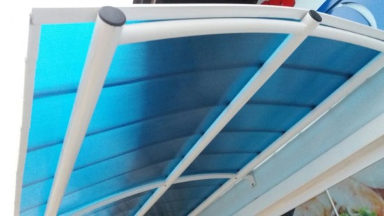 Toldo com Telhas de Policarbonato Click cor azul Translucida Curva Polysolution