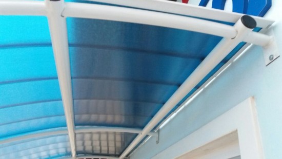 Toldo com Telhas de Policarbonato Click cor azul Translucida Curva Polysolution