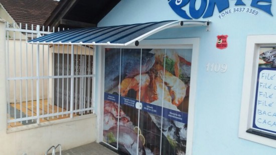 Toldo com Telhas de Policarbonato Click cor azul Translucida Curva Polysolution