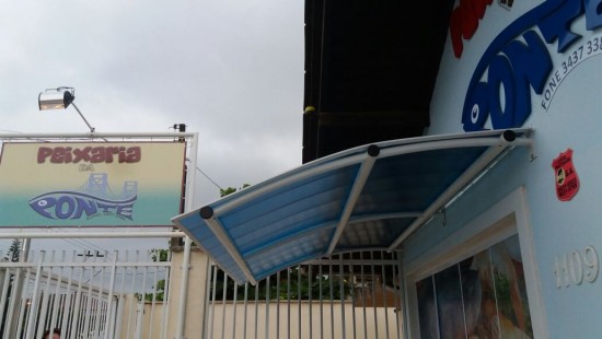 Toldo com Telhas de Policarbonato Click cor azul Translucida Curva Polysolution