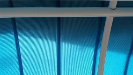 Toldo com Telhas de Policarbonato Click cor azul Translucida Curva Polysolution