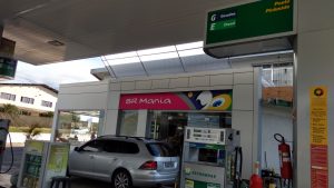  toldo unindo os dois ambientes dos postos de abastecimento e conveniência ipiranga e Petrobras.