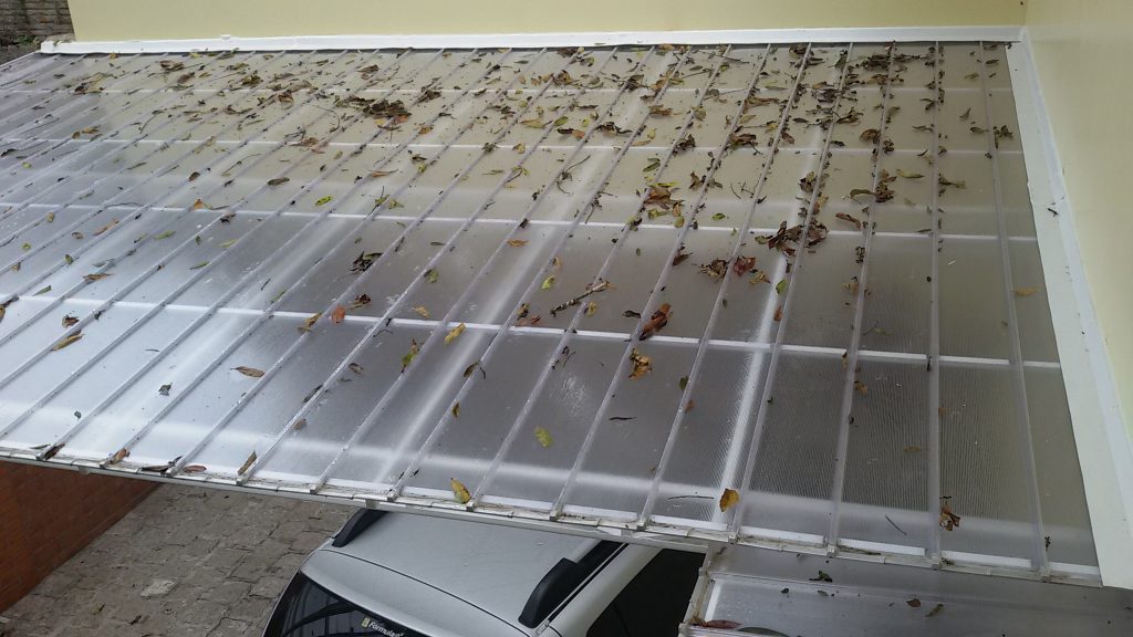 Cobertura Policarbonato em garagem de carro com estufa de flores e jardinagem Polysolution