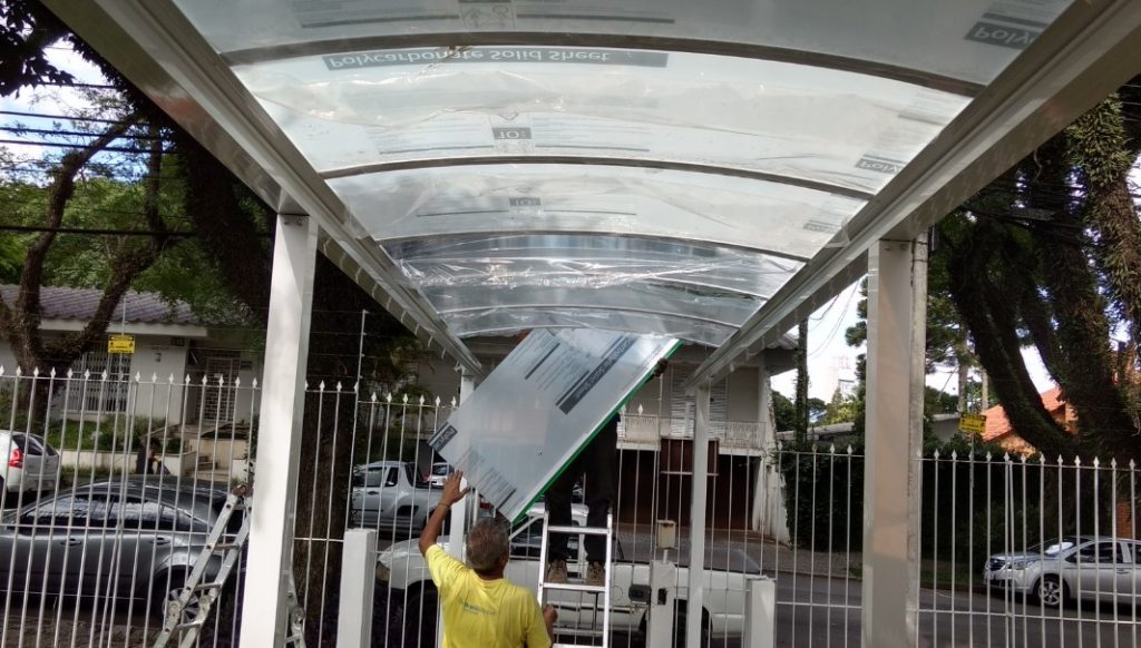 cobertura de Policarbonato compacto cristal curvo e perfis 100% aluminio viga-calha PC4412 e Perfil T  -Polysolution