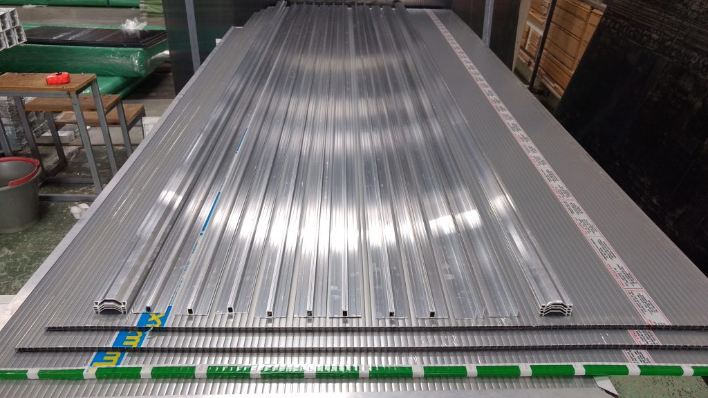 Cobertura de Policarbonato alveolar 10 mm com perfil de aluminio em Pergolado de Madeira Polysolution
