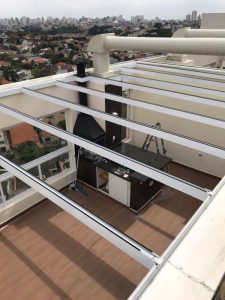 Cobertura de vidro com Perfil de aluminio viga-Calha e Perfil Estrutural 100x50 mm é na Polysolution