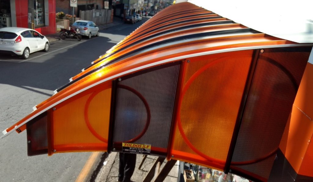 Toldo com as telhas de Policarbonato Alveolar click cor laranja e fumê - Polysolution